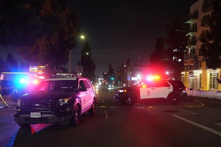 Viele Menschen wurden verletzt, als ein Auto vor einem Club in Hollywood in die Menge fuhr. 