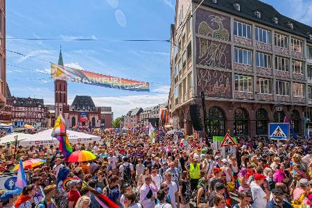 Rund um den Frankfurter Römerberg dominierten Regenbogenfahnen. 