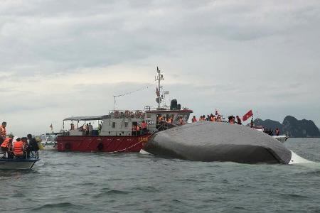 Mindestens 18 Menschen sind bei dem Bootsunglück in der Halong-Bucht gestorben. Rettungskräfte suchen nach weiteren Vermissten. Mindestens 18 Menschen sind bei dem Bootsunglück in der Halong-Bucht gestorben. Rettungskräfte suchen nach weiteren Vermissten.