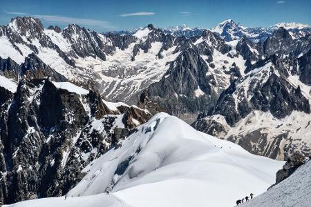 Immer wieder kommen im Mont-Blanc-Massiv Alpinisten ums Leben. (Archivbild) Immer wieder kommen im Mont-Blanc-Massiv Alpinisten ums Leben. (Archivbild)