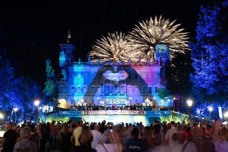 Feuerwerk steigt bei der 15. Dresdner Schlössernacht über dem Schloss Albrechtsberg auf, auf dem eine Projektion zu sehen ist.