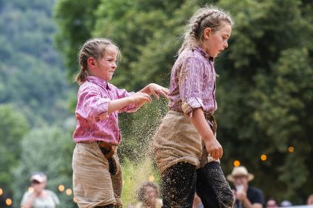  Lucile Philipona (l) klopft Lara Krienbühl (r) ab im Finale vom ersten Schweizer Frauenschwingfest.
