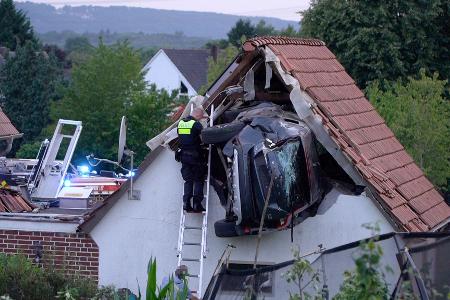 In einer Scheune ist ein Auto nach einem Unfall stecken geblieben.