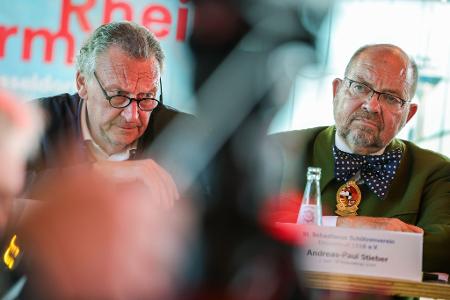 Bedrückte Gesichter bei der Abschlusskonferenz zur Rheinkirmes nach dem Unglück beim Feuerwerk: Manfred Kirschenstein (l.) und Andreas-Paul Stieber.