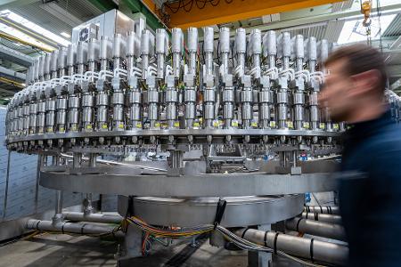 Die Zahl der Beschäftigten in der Metall- und Elektroindustrie ist erneut deutlich zurückgegangen. (Archivbild)