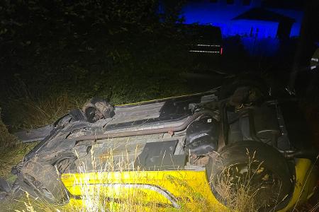 Endstation Feld.
Der Pkw Fiat kommt kopfüber zum Liegen, der Fahrer befreit sich aus dem Autowrack und entfernt sich widerrechtlich vom Unfallort. Endstation Feld.
Der Pkw Fiat kommt kopfüber zum Liegen, der Fahrer befreit sich aus dem Autowrack und entfernt sich widerrechtlich vom Unfallort.