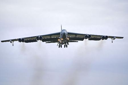 Ein US-Passagierflugzeug musste einem Militärflugzeug ausweichen. (Symbolbild) Ein US-Passagierflugzeug musste einem Militärflugzeug ausweichen. (Symbolbild)