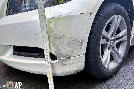 An der Frontstoßstange des BMW blieb ein deutlicher Schaden zurück. Wer kann Hinweise auf den Verursacher geben? An der Frontstoßstange des BMW blieb ein deutlicher Schaden zurück. Wer kann Hinweise auf den Verursacher geben?