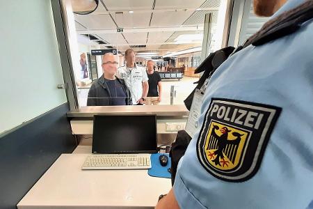 Bundespolizei Bremen, Symbolfoto, Passkontrolle am Flughafen Bremen