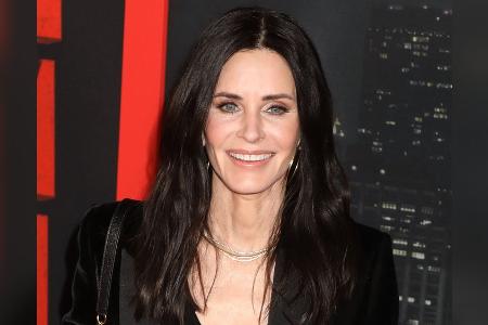 Fans begeistert: Courteney Cox trommelt Song von Justin Bieber Fans begeistert: Courteney Cox trommelt Song von Justin Bieber