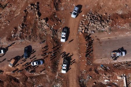 Syrische Sicherheitskräfte stehen in der Nähe eines Walls in Syrien, den sie in der Nähe der Stadt Busra al-Harir errichtet haben, um Stammeskräfte daran zu hindern, auf die drusischen Dörfer im Gouvernement As Suwayda vorzurücken.