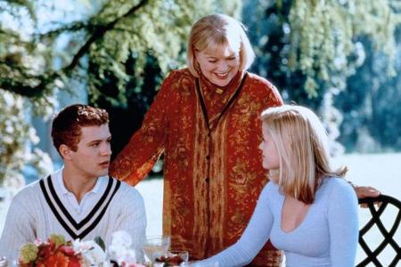 Louise Fletcher als Helen Rosemond in 