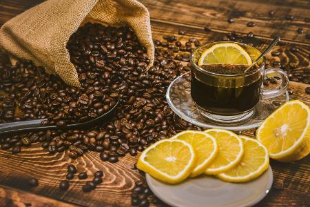 Kaffee mit Zitrone