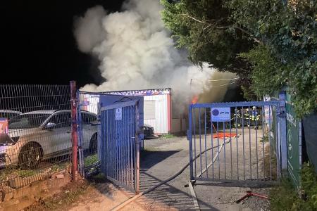 Nachdem die Einsatzkräfte sich Zugang zu dem Gelände verschafft hatten, konnte der Löschangriff beginnen