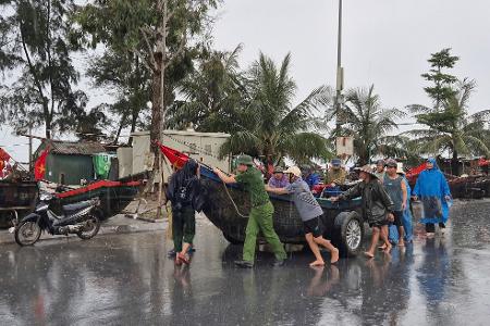 In Vietnam treffen die Menschen Vorbereitungen, um sich vor 