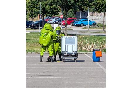 Bild: Feuerwehr Stockach
Einsatzkräfte in Chemikalenschutzanzügen beim Umfüllen des Gefahrstoffs
