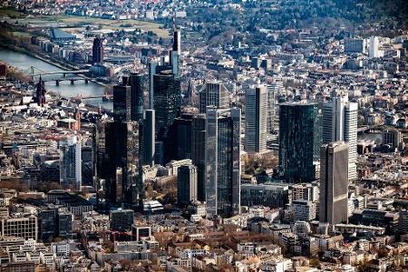Banken-Skyline in Frankfurt: Mit Cum-Cum-Deals verursachten Banken geschätzt einen Steuerschaden in Milliardenhöhe. (Symbolbild) Banken-Skyline in Frankfurt: Mit Cum-Cum-Deals verursachten Banken geschätzt einen Steuerschaden in Milliardenhöhe. (Symbolbild)