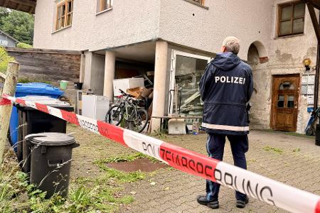 Die Polizei war am Dienstag noch am Tatort im Einsatz.