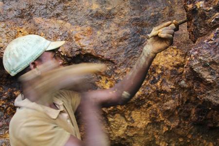 Ein Arbeiter in einer Mine im Ostkongo. (Archivbild) Ein Arbeiter in einer Mine im Ostkongo. (Archivbild)