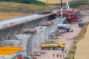  Großprojekte beim Bau sind betroffen, wenn künftig Tariftreue vorgeschrieben wird - hier eine Autobahnbrücke bei Halle/Saale. (Archivbild)