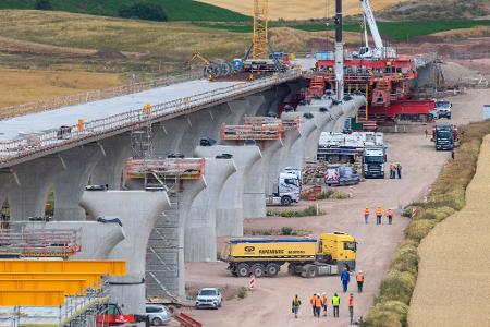 Großprojekte beim Bau sind betroffen, wenn künftig Tariftreue vorgeschrieben wird - hier eine Autobahnbrücke bei Halle/Saale. (Archivbild) Großprojekte beim Bau sind betroffen, wenn künftig Tariftreue vorgeschrieben wird - hier eine Autobahnbrücke bei Halle/Saale. (Archivbild)