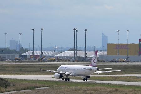 Am Flughafen Leipzig/Halle ist ein Abschiebeflug mit dem Ziel Bagdad gestartet. Am Flughafen Leipzig/Halle ist ein Abschiebeflug mit dem Ziel Bagdad gestartet.