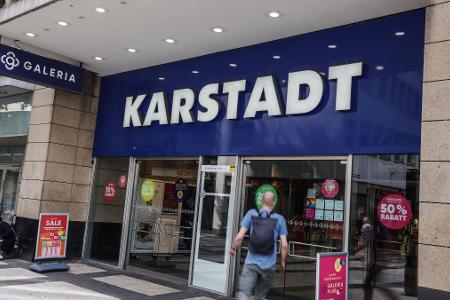 Auch an der Filiale Breite Straße in Köln ist der Name Karstadt noch präsent - obwohl die Marke aus dem Firmennamen gestrichen wurde.