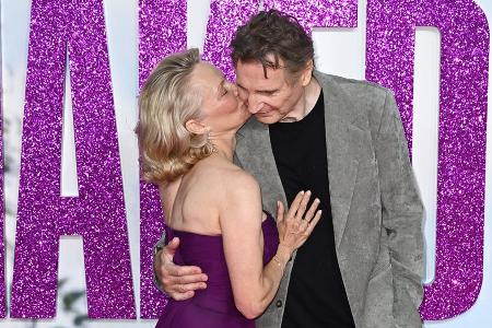 Pamela Anderson und Liam Neeson auf Kuschelkurs Pamela Anderson und Liam Neeson auf Kuschelkurs