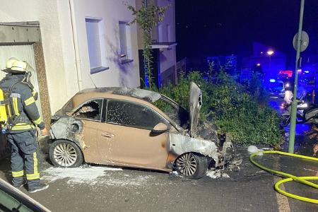 In der Intzestraße wurde ein Auto der Marke Opel in der Nacht auf Mittwoch (23.07.2025) durch ein Feuer zerstört. In der Intzestraße wurde ein Auto der Marke Opel in der Nacht auf Mittwoch (23.07.2025) durch ein Feuer zerstört.