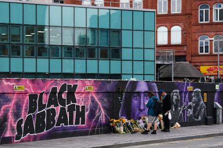 Fans trauern auch an einem Black-Sabbath-Wandbild in Birmingham.