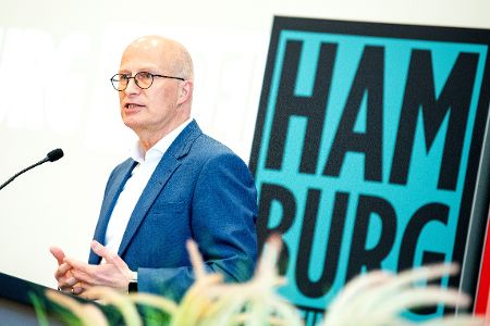 Hamburgs Bürgermeister Peter Tschentscher an einem Redepult