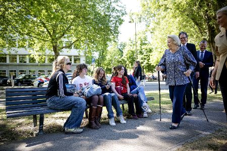 Beatrix von den Niederlanden in einem Park mit Kindern und Begleitung