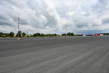 Leerer betonierter Parkplatz