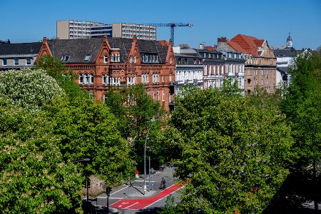 Begrünter Straßenzug in Hamburg