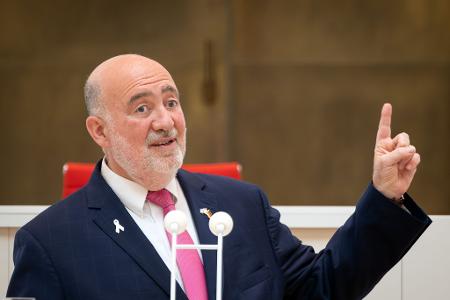 Der israelische Botschafter Ron Prosor schaltet sich mit scharfen Worten in die innenpolitische Debatte über den Gaza-Krieg ein. (Archivbild) Der israelische Botschafter Ron Prosor schaltet sich mit scharfen Worten in die innenpolitische Debatte über den Gaza-Krieg ein. (Archivbild)