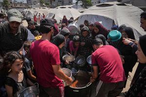  Berichten von UN-Organisationen zufolge hungern mittlerweile so gut wie alle Bewohner des Küstenstreifens. 