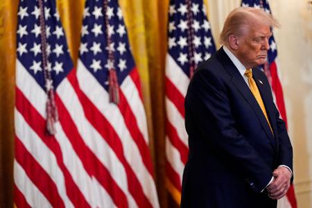 Steht in der Affäre um den Sexualstraftäter Epstein seit Tagen unter Druck - US-Präsident Donald Trump. Steht in der Affäre um den Sexualstraftäter Epstein seit Tagen unter Druck - US-Präsident Donald Trump.