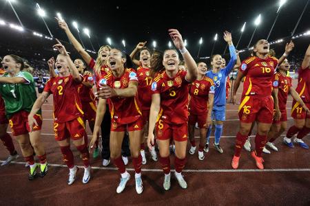 Die spanischen Spielerinnen feiern den Sieg nach dem Halbfinale gegen Deutschland bei der EM in der Schweiz.