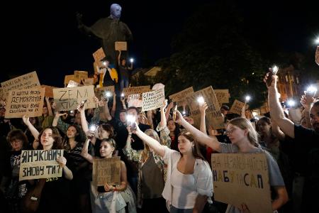 Die Demonstranten fürchten um die Unabhängigkeit der Antikorruptionsbehörden. 