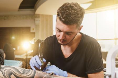 Körperkunst: Die wichtigsten Tipps für das erste Tattoo Körperkunst: Die wichtigsten Tipps für das erste Tattoo