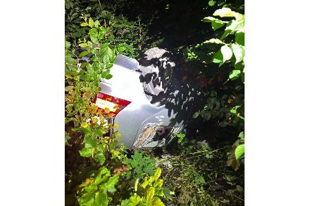 Der VW Golf landete nach der Verfolgungsfahrt in einem Gebüsch auf dem Fahrzeugdach Der VW Golf landete nach der Verfolgungsfahrt in einem Gebüsch auf dem Fahrzeugdach