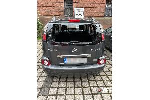 Eingeworfene Heckscheibe des Citroen.