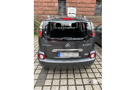 Eingeworfene Heckscheibe des Citroen.