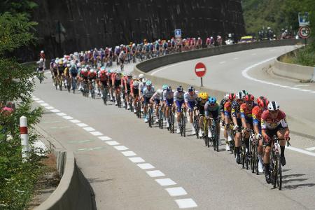 Immer schön der Reihe nach: Die Fahrer des Teams Lidl Trek führen auf der achtzehnten Etappe der Tour de France das Feld an.