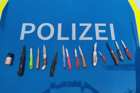 Sichergestellte Messer verschiedenster Art und ein Pfefferspray
Quellenangabe: Polizeidirektion Flensburg