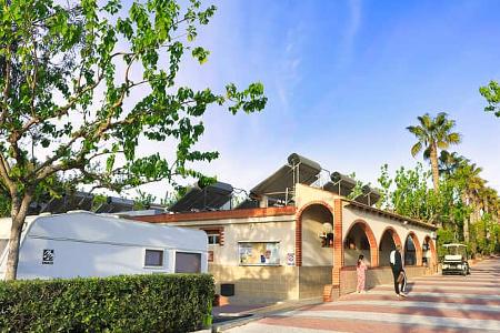 Campinglatz, Architektur, Palmen, BŠume, Caravan, Himmel, Menschen