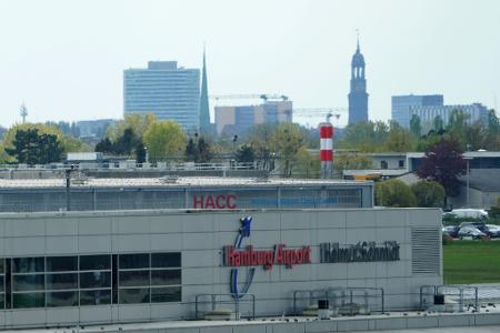 Wegen einer Rauchentwicklung ist ein Flugzeug auf dem Weg von Stockholm nach Amsterdam in Hamburg gelandet. (Archivbild) Wegen einer Rauchentwicklung ist ein Flugzeug auf dem Weg von Stockholm nach Amsterdam in Hamburg gelandet. (Archivbild)
