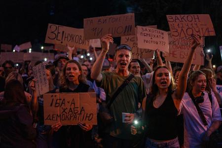 In der Ukraine führte ein neues Gesetz, das die Unabhängigkeit von Antikorruptionsbehörden beschränkt, zu landesweiten Protesten. 