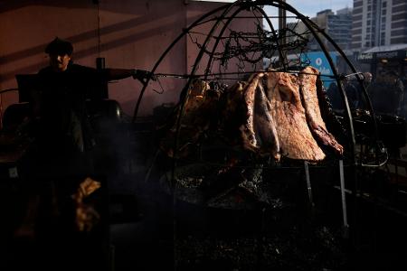 Ein Mann bereitet bei der Agro Expo in Buenos Aires Barbecue zu.
