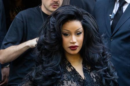 Nach Mikrofonwurf: Cardi B wegen Körperverletzung angeklagt Nach Mikrofonwurf: Cardi B wegen Körperverletzung angeklagt